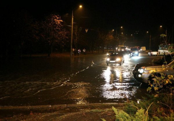 Мощный ливень в Днепре: город "пошел под воду", затонули авто и маршрутки