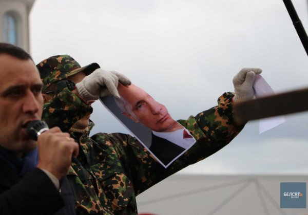 "Нет – союзу с агрессором": в Минске митингующие порвали портрет Путина