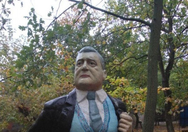 "На Майдан, товарищи!": в Запорожье к статуе Ленина прилепили голову Порошенко