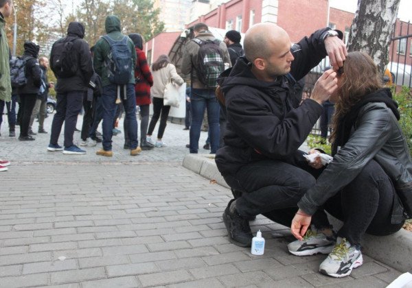 В Киеве у посольства Турции избили протестующих в поддержку курдов
