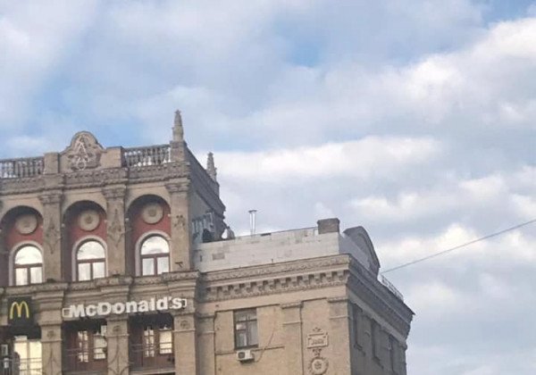 "Мэр в доле го*ностроев": на Майдане историческое здание изуродовали "курятником"