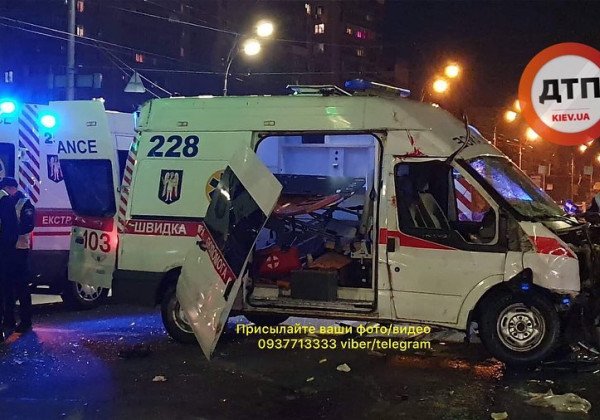 В Киеве скорая с ребенком попала в ДТП: водитель погиб, шестеро пострадавших