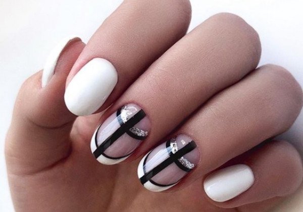 Черно-белый маникюр: модный черно-белый френч, полоски и горошек на ногтях - фото