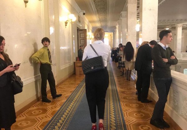 "Видная и богатая" нардеп от Слуги народа "засветила" в Раде винтажную сумку Chanel