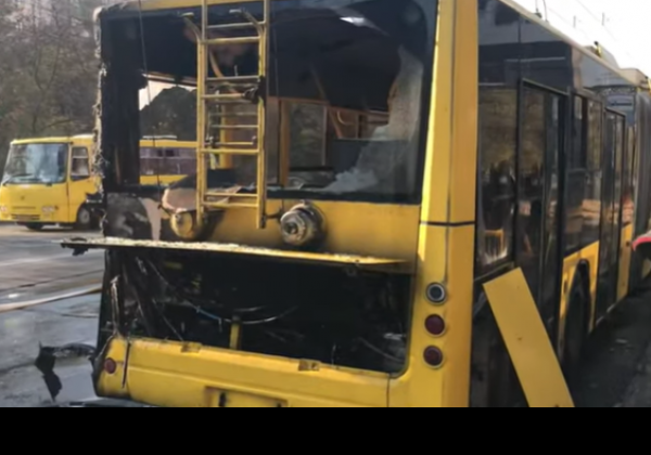 "Жесть в Киеве": на ходу загорелся троллейбус с десятками пассажиров