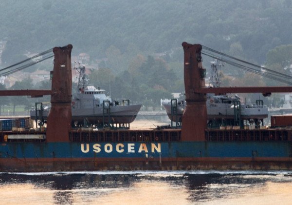 В Черное море вошел корабль с катерами Island для Украины