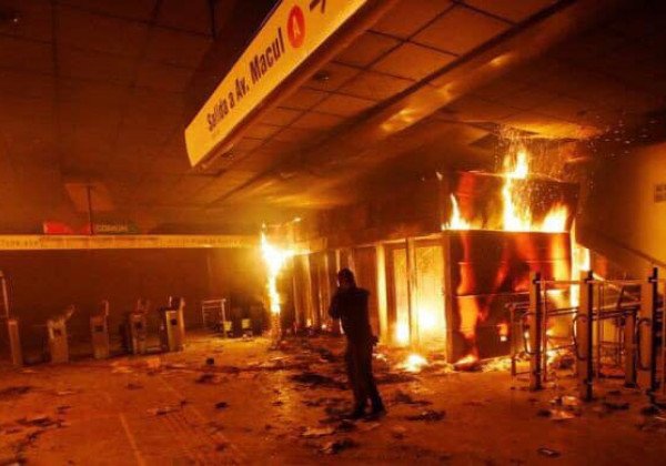 Огнем и мечом: в Чили вспыхнул "майдан" из-за одной гривны