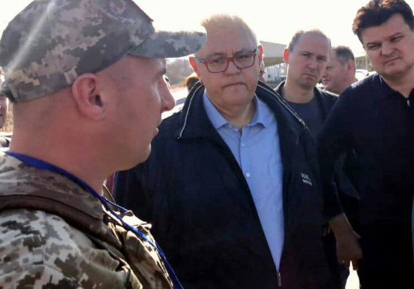 "Чтобы наступил мир": Сивохо и нардепы отправились в "серую зону" разговаривать с "обозленными" людьми