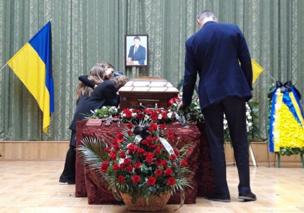В закрытом гробу: в Киеве простились с погибшим в авиакатастрофе Кутовым