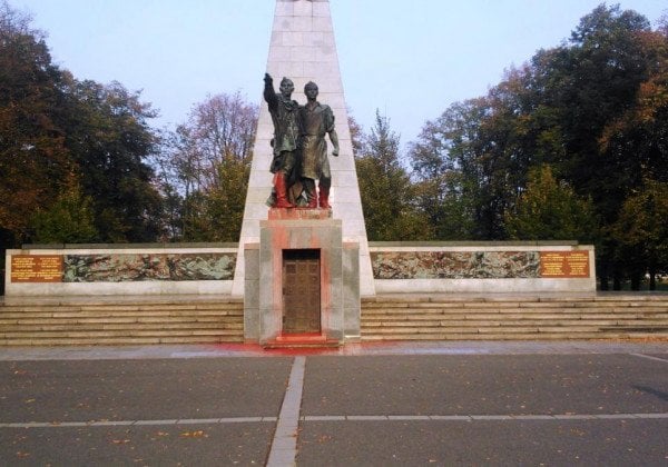 Памятник Красной армии залили краской в Чехии