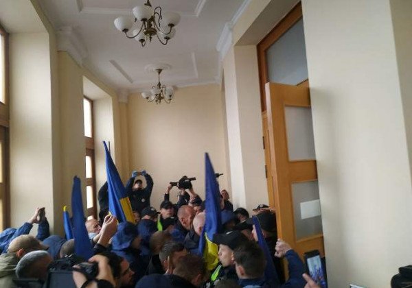 Файеры и драка с полицией: в Черкассах митингующие штурмовали облсовет
