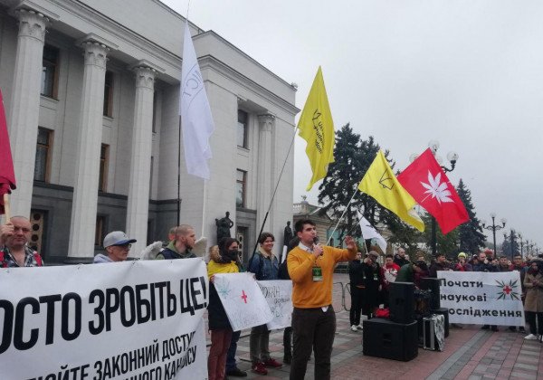 В центре Киева прошел Конопляный марш за легализацию марихуаны