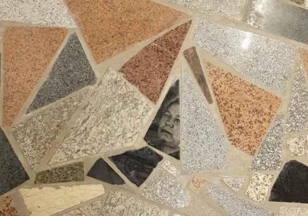 В Казахстане пол в торговом центре выложен кусками надгробных плит