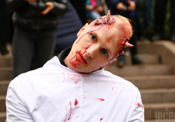 В Киеве прошел парад зомби: фото жутко реалистичных образов