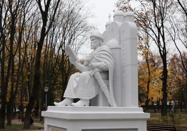 "Купили на AliExpress": В Сети разгорелся скандал из-за памятника "какающему" Ярославу Мудрому в Сумах