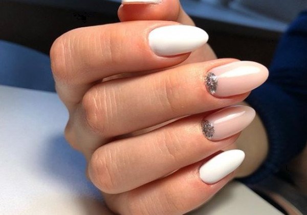 Модный лунный маникюр – руффиан, лунный френч и треугольники на ногтях - 45 фото