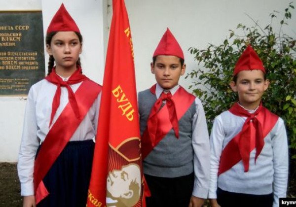 "А путёвку в ГУЛАГ дали?": в оккупированном Крыму детей приняли в комсомольцы