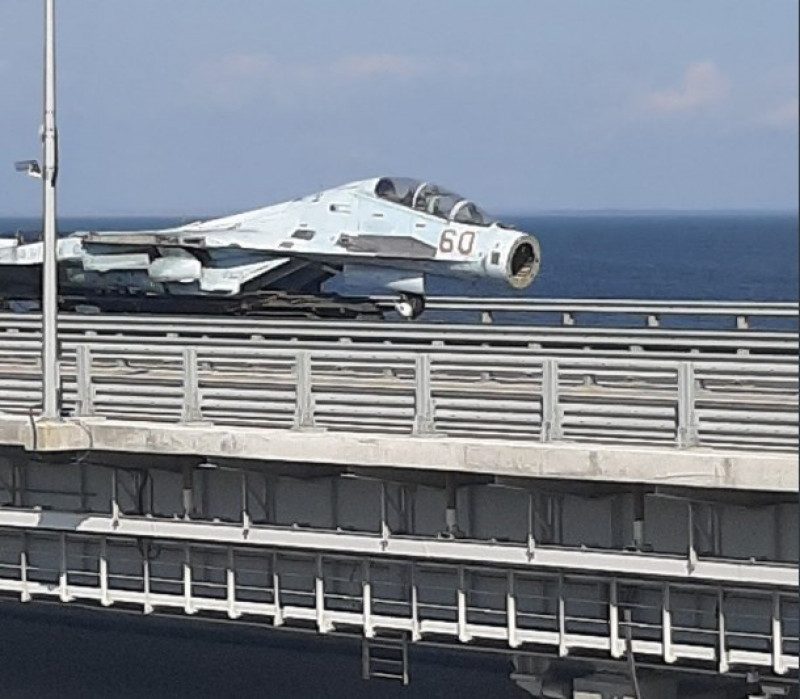"Тырят наши самолеты": через Крымский мост в Россию перегнали боевую авиацию