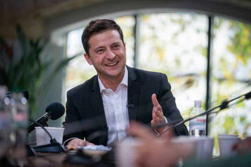 Зеленський привітав жінок з 8 березня і згадав про "біологічні створіння"