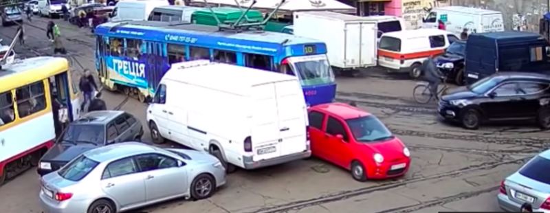 Круговорот Daewoo в природе: одесситка заблокировала трамваи – пассажиры передвигали авто семь раз