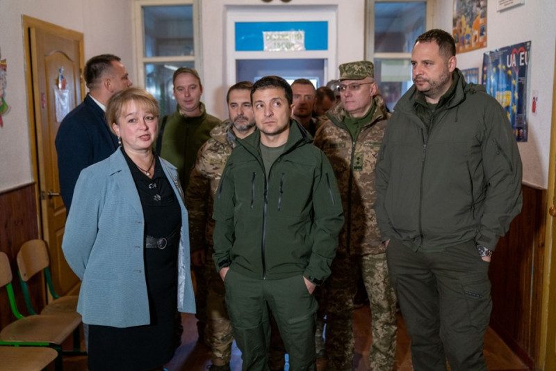 "Бывшие военные должны сидеть дома": помощник Зеленского рассказал о его визите в Золотое