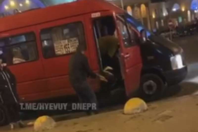 В Днепре маршрутчик силой выволок нетрезвую пассажирку из салона