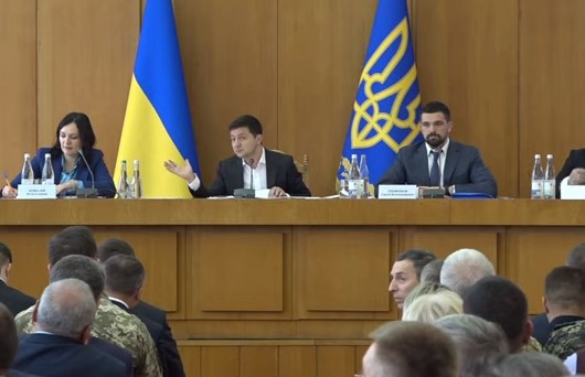 Зеленский распек чиновников в Тернополе из-за плохих дорог Зеленский распек чиновников в Тернополе из-за плохих дорог