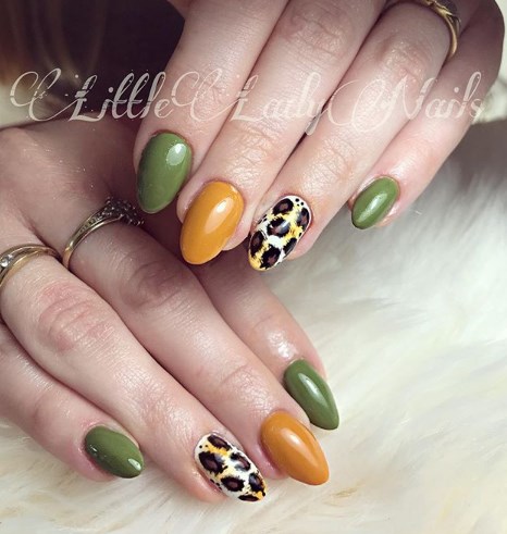 Модный горчичный маникюр