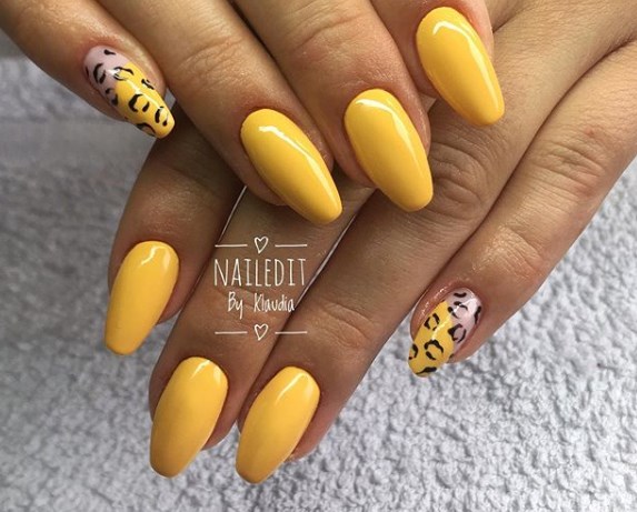Модный горчичный маникюр