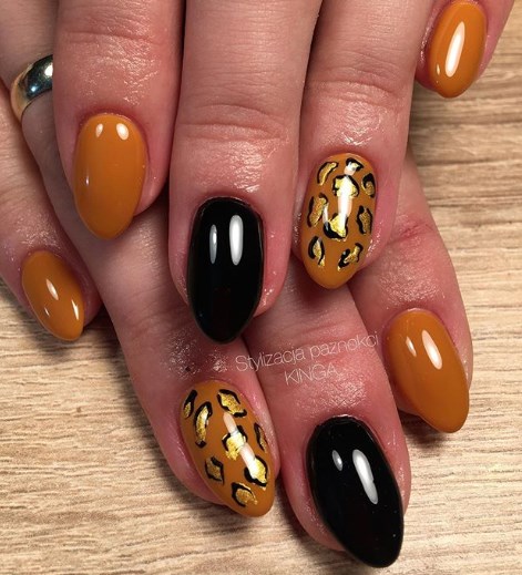 Модный горчичный маникюр