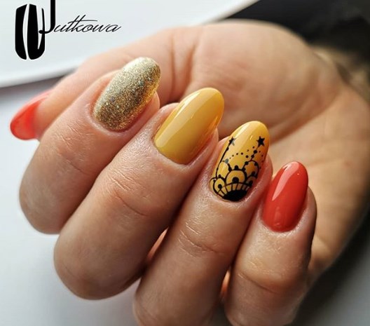 Модный горчичный маникюр