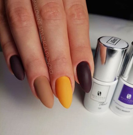Модный горчичный маникюр