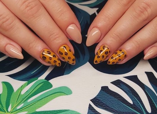 Модный горчичный маникюр