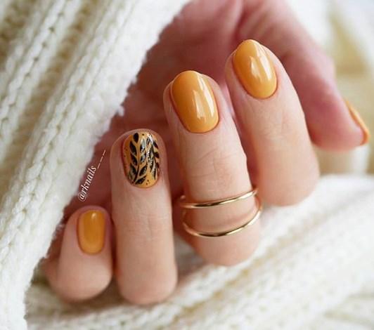 Модный горчичный маникюр