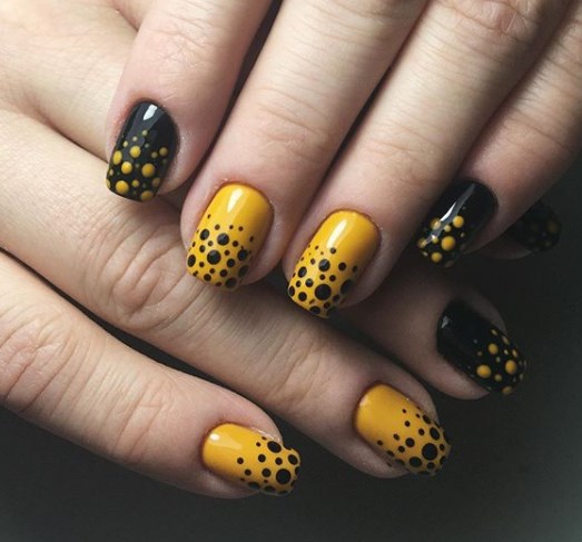 Модный горчичный маникюр