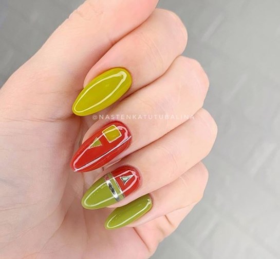 Модный горчичный маникюр