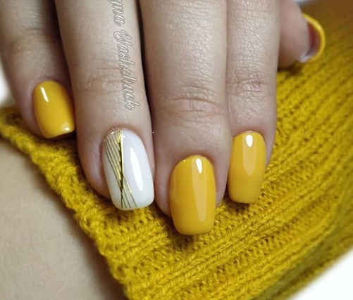 Модный горчичный маникюр