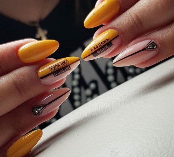 Модный горчичный маникюр