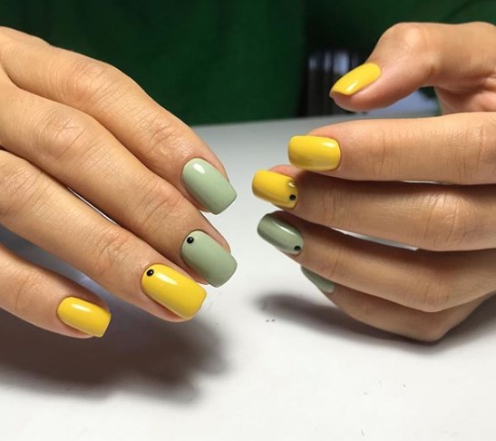 Модный горчичный маникюр