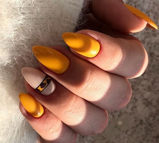 Модный горчичный маникюр