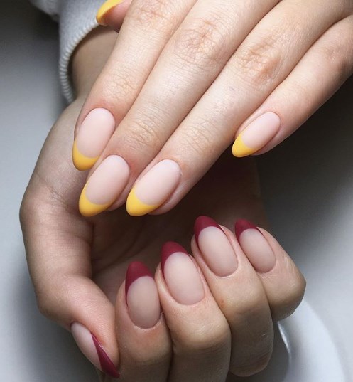 Модный горчичный маникюр
