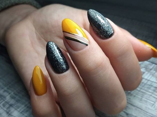 Модный горчичный маникюр