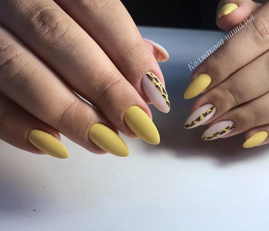 Модный горчичный маникюр