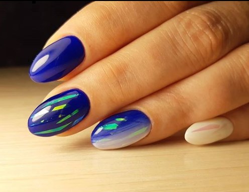 Модный маникюр с фольгой