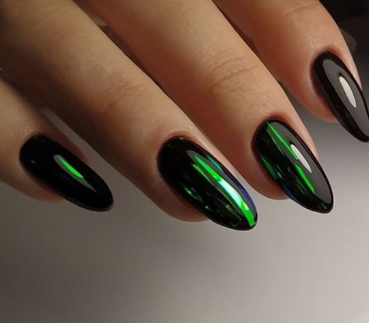 Модный маникюр с фольгой