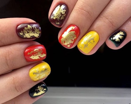 Модный маникюр с фольгой