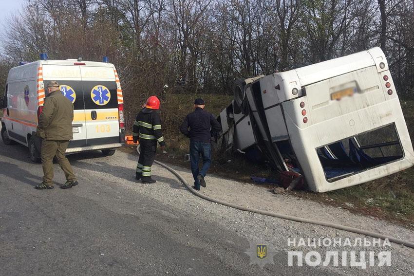 В Хмельницкой области в результате ДТП с рейсовым автобусом пострадали 13 человек