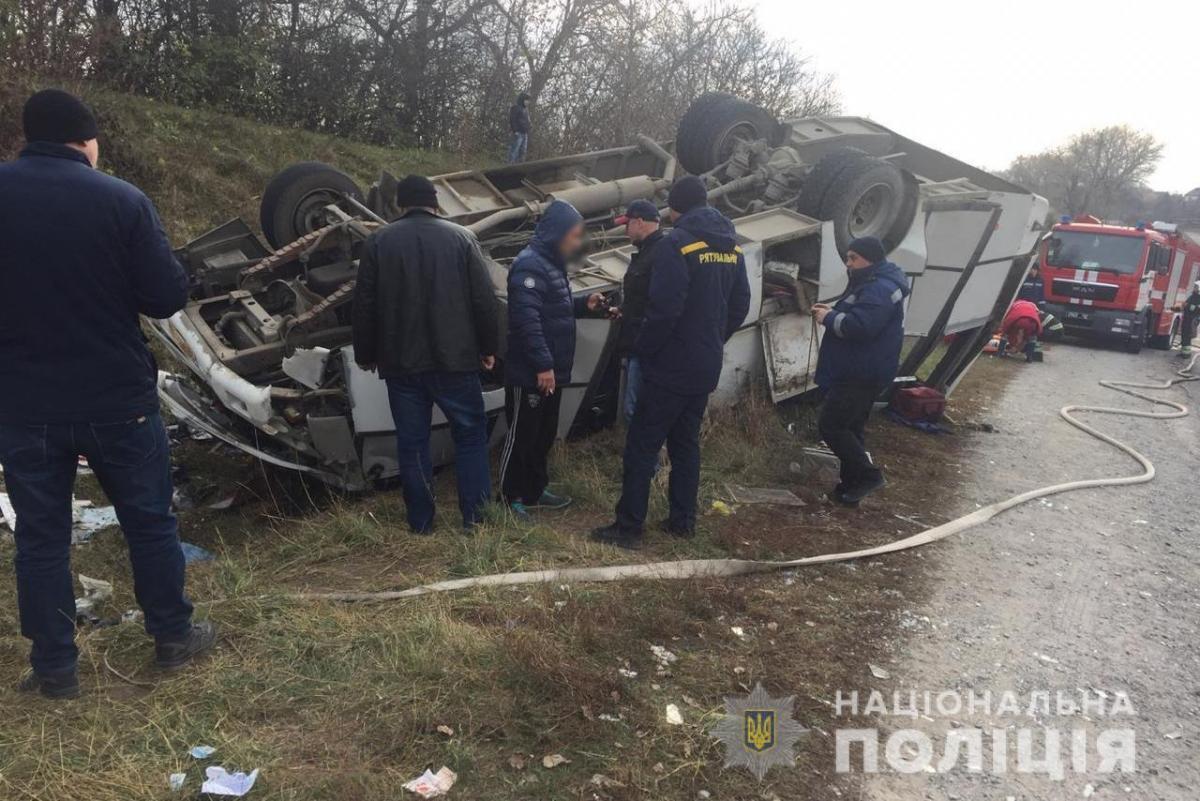 В Хмельницкой области в результате ДТП с рейсовым автобусом пострадали 13 человек