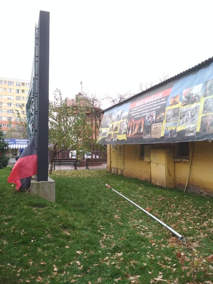 Россиян сорвал и порвал флаг УПА 