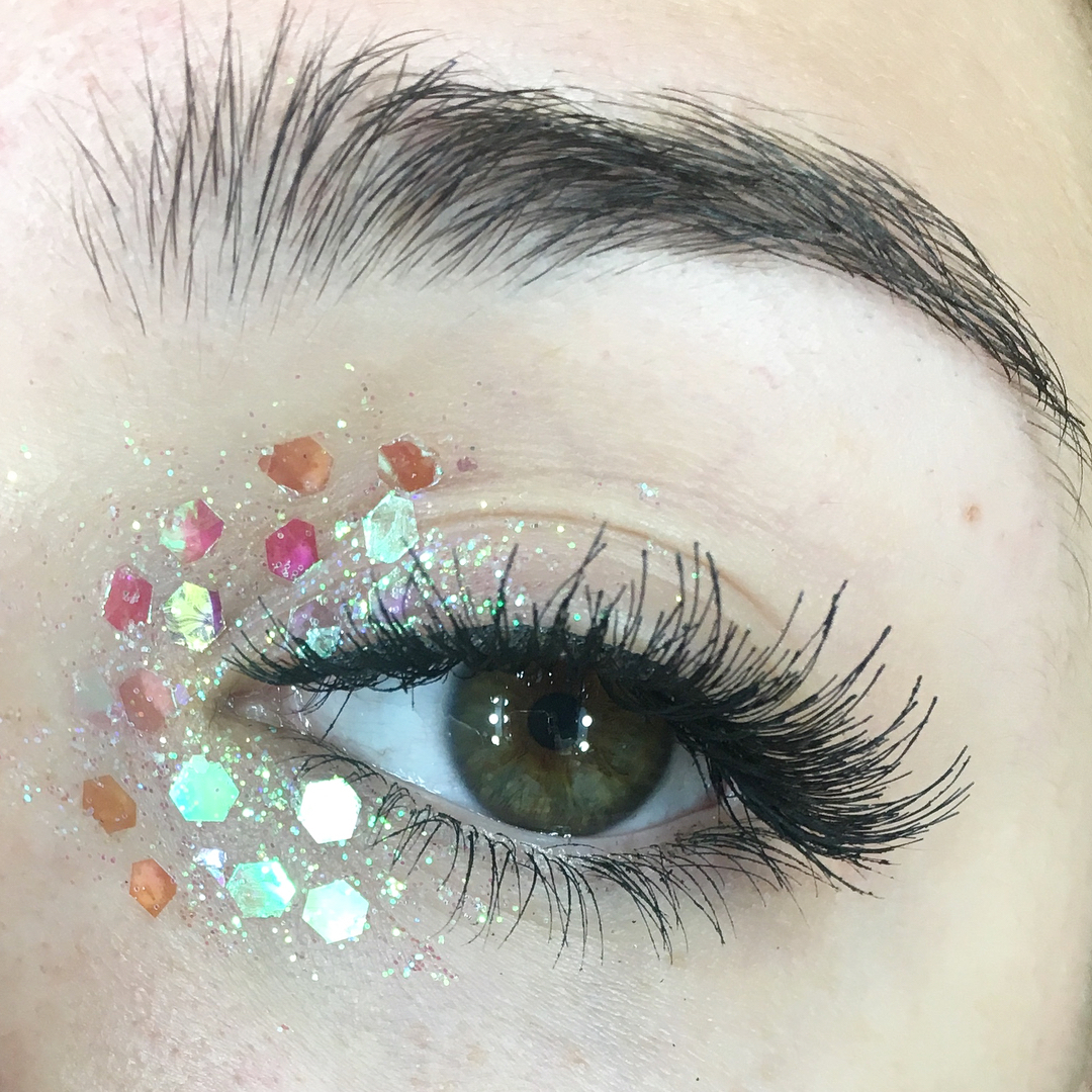 Макияж с блестками и камнями - в тренде 2019 года